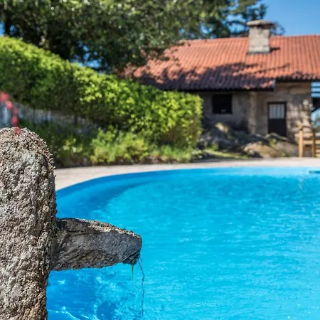 Mid-century Modern Gem In Braga Сasa de vacaciones